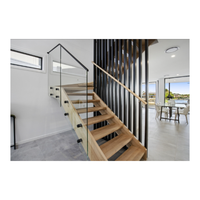 Escaliers à double face avec motif circulaire décoratif, marches en chêne, effet lumière et ombre, design de marches flottantes