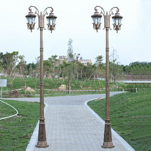 Lampadaire de jardin extérieur en fer avec abat-jour en verre LED, lumière blanc chaud 2700K, IP66, ampoule A19 non amovible, détecteur de mouvement, alimenté par énergie solaire - Product Image 2