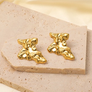 Pendientes de tuerca martillados exagerados de acero inoxidable chapado en oro de 18 quilates con diseño irregular, rayas y acabado esmerilado para mujer - Product Image 1