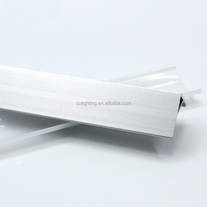 Profilé d'<span class=keywords><strong>angle</strong></span> en aluminium aluminium Profilé d'<span class=keywords><strong>angle</strong></span> linéaire en aluminium à 45 degrés pour escalier d'armoire - Product Image 4