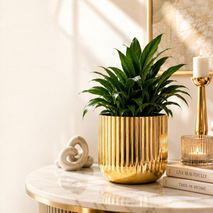 Pot de fleurs en métal plaqué or, moderne et luxueux, à nervures, pour la décoration de bureau intérieure - Product Image 1