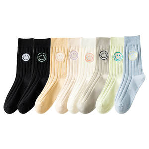 Usine en Chine Vente en gros Chaussettes d'école de mode respirantes de bonne qualité pour garçons et filles avec dessin animé - Product Image 1