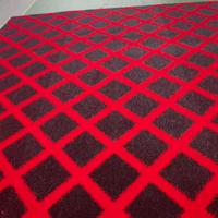 Tapis en gazon artificiel à motif floral rouge, base noire, design floral, gazon synthétique décoratif pour la décoration des sols