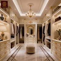 Système de dressing de luxe en bois massif de style français avec coiffeuse et îlot de présentation, armoire sur mesure, mobilier de chambre