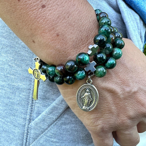 Bracelet <span class=keywords><strong>de</strong></span> prière en fil <span class=keywords><strong>de</strong></span> mémoire en acier inoxydable personnalisé avec pierre précieuse émeraude et pendentif crucifix Saint-Benoît - Product Image 1