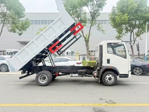 Camión de carga Sinotruck Howo para el transporte y carga de materiales de construcción con sistema de elevación hidráulico. - Product Image 3