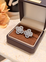 Boucles d'oreilles clous personnalisées en or blanc 18 carats, forme trèfle, avec halo de diamants de laboratoire, bijoux fins de luxe pour mariage