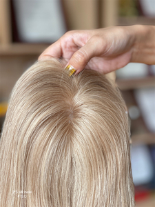 Shy Hair Wholesale ผมแท้ 100% สีบลอนด์แบบท็อปเปอร์ 3*5 ฐานผ้าไหม ผมธรรมชาติเรียงเส้นอย่างดี สำหรับผู้หญิงผิวขาวเพื่อความงาม - Product Image 3