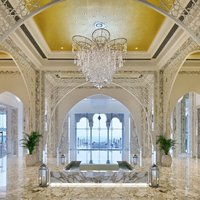 Fournisseur professionnel de lampes suspendues LED à intensité variable pour salles de banquet, lustre en verre personnalisé de luxe pour restaurants haut de gamme, garantie 3 ans