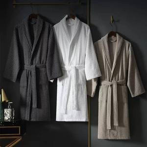 <span class=keywords><strong>Accappatoio</strong></span> di Lusso in Spugna di Cotone 100% Jacquard <span class=keywords><strong>con</strong></span> <span class=keywords><strong>Collo</strong></span> <span class=keywords><strong>a</strong></span> <span class=keywords><strong>Scialle</strong></span> per Uomo, Personalizzabile <span class=keywords><strong>con</strong></span> Logo - Product Image 1