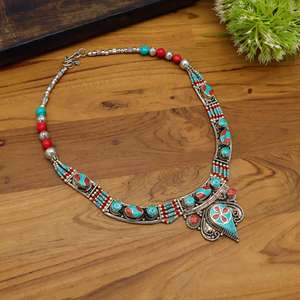 Collar Boho Grueso de Plata con Incrustaciones de Piedras Rojas y Azules, Estilo Vintage Tibetano Geométrico Tribal - Product Image 3