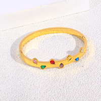 Collection de Bracelets Dorés Multicolores en Pierres avec Perles, Strass, Motifs Feuille et Maillons Larges pour Femme – Idéal Cadeau Tendance