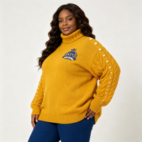 Pull col roulé en maille torsadée pour femme grande taille, avec accent perlé sur la manche et insignes brodés, style grec