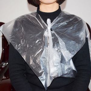 Cape <span class=keywords><strong>de</strong></span> <span class=keywords><strong>coiffure</strong></span> jetable imperméable en plastique PE à lacets pour salon <span class=keywords><strong>de</strong></span> <span class=keywords><strong>coiffure</strong></span>, teinture et permanente - Product Image 3