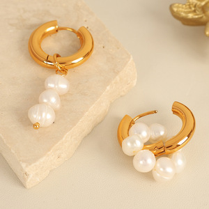 Pendientes de Perlas Huggie, Perlas de Agua Dulce Doradas, Diseño Asimétrico, Uso Diario - Product Image 3