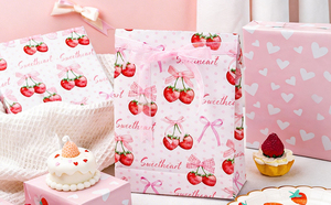 Papel de regalo artístico original, lindo, rosa, con forma de lazo, con diseño de fresa dulce. - Product Image 3