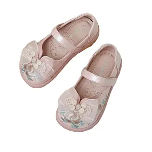 Zapatos 2024 primavera nuevos zapatos de princesa para niños ligeros y cómodos traje antiguo zapatos bordados de estilo nacional