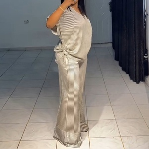 ชุดเซ็ต 2 ชิ้น เสื้อคอวีลายทางแขนสั้นทรงหลวม กางเกงขายาวทรงกว้าง แฟชั่นสำหรับผู้หญิง - Product Image 3