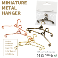 Mini-cintres métalliques personnalisés vintage ornés, lot de 2, modèle de jouet 1:12, support de penderie miniature pour maison de poupée, armoire à costumes