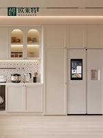 Meubles de cuisine ARET au design européen moderne, portes à panneaux arqués, verre cannelé, armoires supérieures à LED, armoires de base couleur cognac, argent