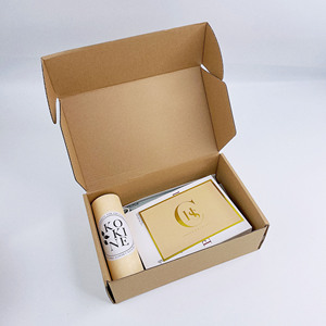 Boîtes d'expédition en papier kraft personnalisées avec logo, écologiques, en carton ondulé, pour l'emballage de vêtements de marque de mode. - Product Image 4