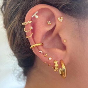 Pendientes de aro geométricos en forma de C, chapados en oro de 18 quilates, de acero inoxidable para mujer, diseño minimalista a la moda. - Product Image 4