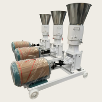 Les fermes utilisent des machines à granulés manuelles de petite taille pour la production d'aliments pour volailles et bétail, destinées aux élevages avicoles et bovins.