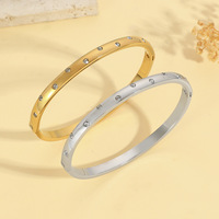 Bracelet de fête tendance et minimaliste pour femme, en acier inoxydable plaqué or 18 carats, orné de perles et de zircons