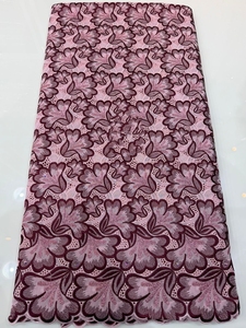 Nuovo Tessuto in Pizzo Guipure Svizzero con Applicazioni in Cotone, Motivo Floreale Traforato e Ricamo in Voile - Product Image 1