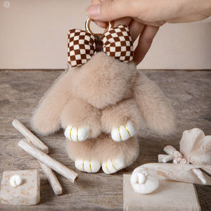 Llavero de peluche de conejo suave y esponjoso con bola de pompón, accesorio para bolso o cartera - Product Image 2
