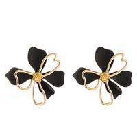 Anting-anting bunga berlapis ganda yang sederhana dan manis, modis untuk dipakai sehari-hari dan serbaguna untuk wanita.