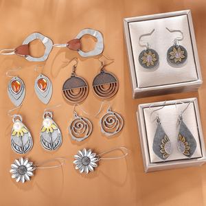 Boucles d'oreilles rondes géométriques vintage bohèmes en bois et cuir, style ethnique, motif tournesol - Product Image 1