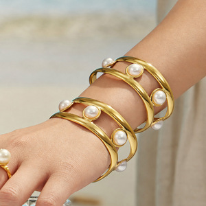 Bracelet manchette ouvert élégant et luxueux en acier inoxydable plaqué or 18 carats avec perle creuse, bijoux de mode pour femme - Product Image 3