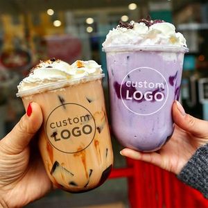 Gobelet en plastique PET jetable en forme de U avec logo personnalisé pour smoothies, limonades, bubble tea et boba, avec couvercle - Product Image 1