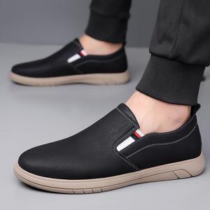 Mocassins noirs à bout rond, semelle souple en caoutchouc, chaussures décontractées pour hommes avec décoration à rayures - Product Image 4