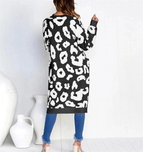 Suéter Cárdigan Holgado con Estampado de Leopardo Multicolor y Lunares para Mujer, Otoño/Invierno 2021 - Product Image 4