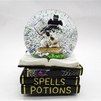 Boule à Neige Personnalisée de 100 mm Faite à la Main et Peinte à la Main, Balai de Sorcière, Globes de Brouillard, Boule de Cristal en Verre, Design Grimoire en Résine, Boîte à Musique d'Halloween