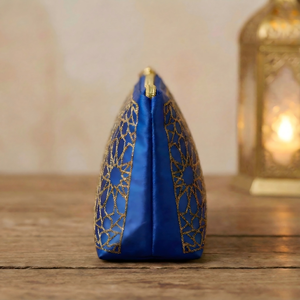 高級ベルベット製メイクアップバッグ、金刺繍入り化粧品ケース、カスタムロゴ入りロイヤルブルーのジッパーポーチ、ラマダンやイードのギフト、沈香オイル収納に - Product Image 2