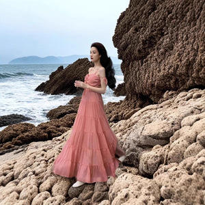 Vestido largo de tirantes finos estilo hada con volantes en la cintura natural, ideal como salida de baño o atuendo de vacaciones. - Product Image 2