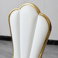 Chaise d'événement de luxe en forme de pétale avec pieds en métal doré, assise rembourrée en PU, structure démontable pour mariage et restaurant