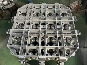 Macchine Rotomolding a navetta Multi-stazione a doppio braccio con componenti di nucleo per la produzione di sfere sottaceto - Product Image 5