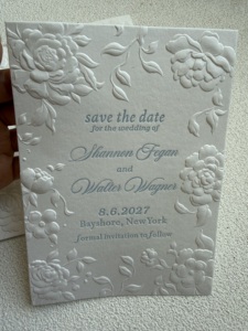 Invitación de papel de algodón con estampado clásico personalizado de Vanilla Printing, con logotipo personalizado, estampado en relieve, tipografía, para guardar la fecha, China - Product Image 2