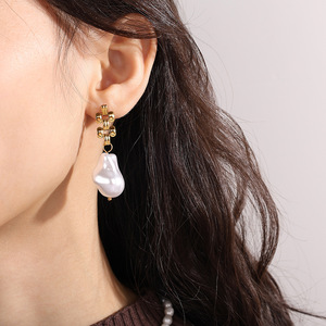 ต่างหูมุกทรงหยดน้ำไม่สมมาตร ชุบทอง 18k ไทเทเนียมสตีล สำหรับผู้หญิง สวมใส่ได้ทุกวัน - Product Image 4