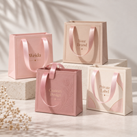 Sac en papier cadeau personnalisé avec logo en feuille d'or, ruban rose multi-tailles, poignée, emballage de marque, vente au détail