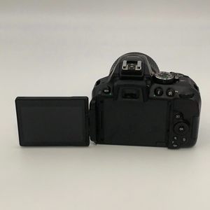 Buen Precio Nikon D5300 con Lente de 18-55 mm, Cámara de Nivel Básico de 24.25MP APS-C, Compatible con Wifi - Product Image 1