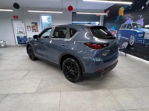 Mazda <span class=keywords><strong>CX</strong></span>-5 2.5 <span class=keywords><strong>S</strong></span> Carbon Edition 2024 USADO, Tracción en las Cuatro Ruedas, Volante a la Izquierda, Automático, Interior Oscuro, Asientos de Cuero, Neumáticos R18, Techo Corredizo - Product Image 5