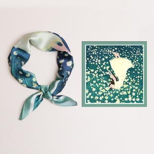 Sciarpa Quadrata Piccola Estiva di Tendenza, in Seta con Stampa Floreale, Versatile ed Elegante per Donne - Product Image 2