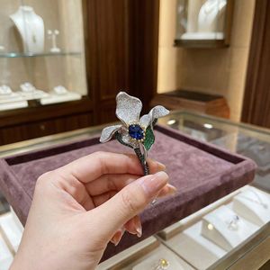 Broche Fleur d'<span class=keywords><strong>Iris</strong></span> en Argent Sterling 925 Plaqué Or, Pierre Précieuse Bleue et Émail Vert avec Pavé CZ, Bijou Élégant d'Inspiration Naturelle - Product Image 6