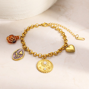 Bracelet à breloques tendance plaqué or avec pendentifs fleur, cœur et soleil pour femme - Product Image 3