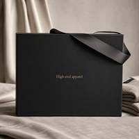 Boîte cadeau personnalisée OEM pour vêtements, en carton rigide noir mat, avec fermeture magnétique pliable, logo en feuille d'or pour homme, poignée en ruban, livraison plate